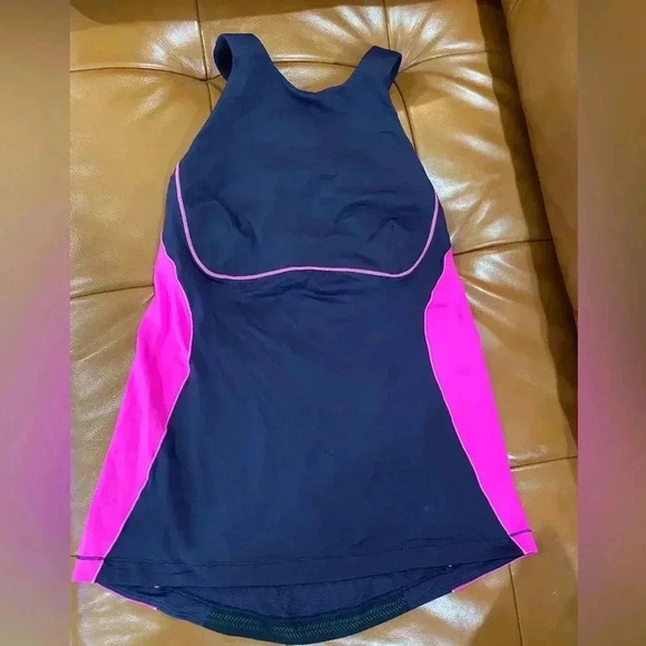 Lululemon Spin It To Win It TankIn Black Swan/ Raspberry Size 6 - Picture 3 of 9
